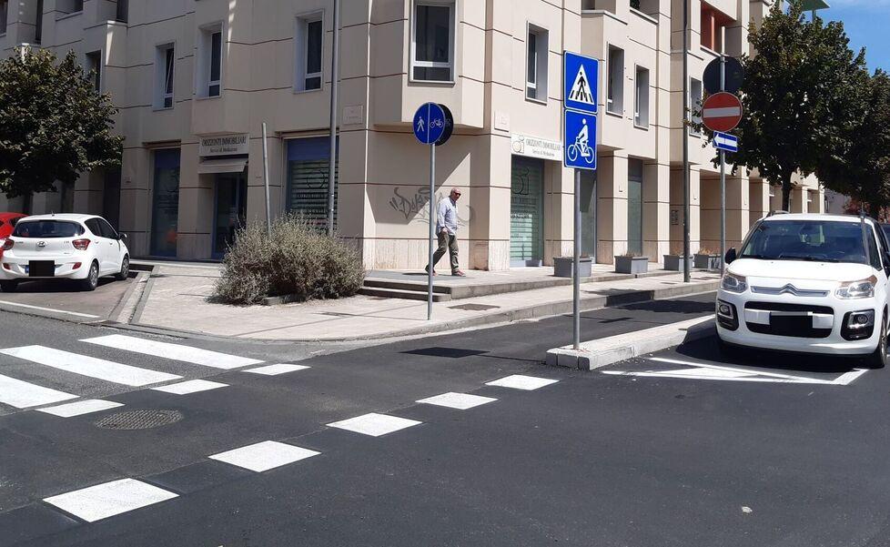 La nuova pista ciclabile in via Manzoni