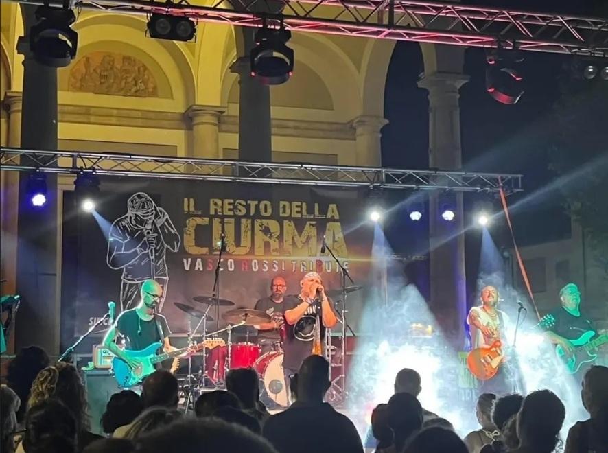 Il concerto della tribute band di Vasco che il 15 luglio si concluse a volume ridotto