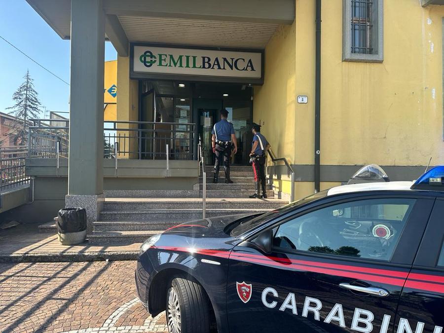 Luzzara, entrano in banca di notte e rubano cassaforte vuota