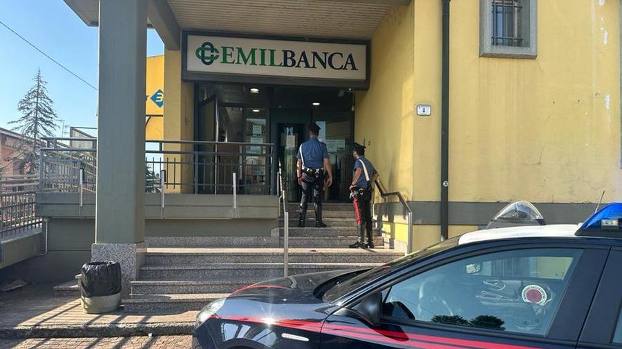 Luzzara, entrano in banca di notte e rubano cassaforte vuota