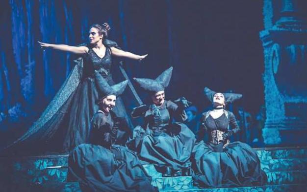 In foto, una scena de La meravigliosa storia del flauto magico (Foto Michele Monasta)