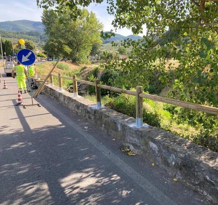 Il ponte sul torrente Bagnolo dal quale molti giovani hanno preso l’abitudine di tuffarsi nonostante il divieto del Comune