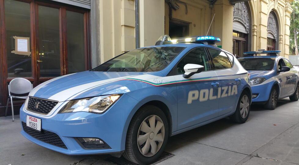 Le volanti della polizia di fronte alla questura