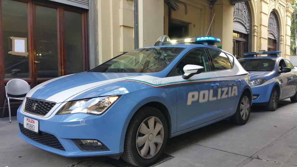 Le volanti della polizia di fronte alla questura