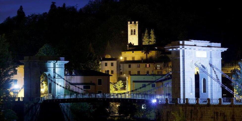 Una suggestiva immagine notturna del Ponte delle Catene