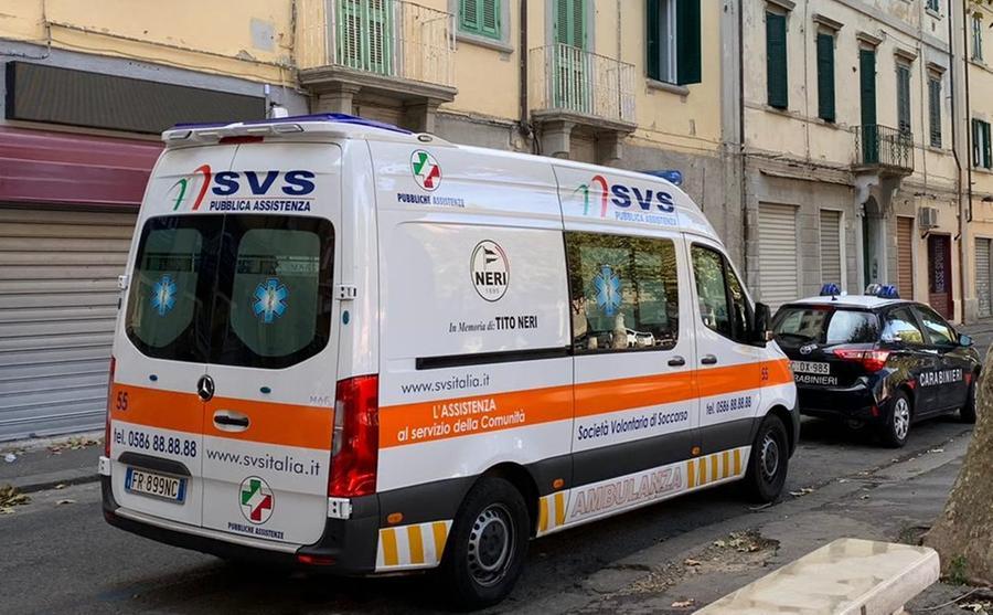 
	Un'ambulanza della Svs e una pattuglia dei carabinieri (foto d'archivio)

