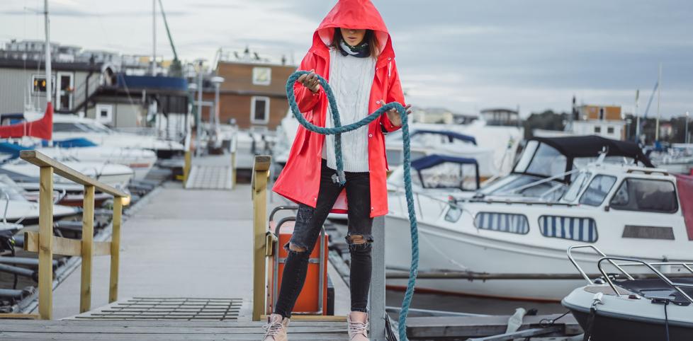 Una donna al lavoro nel molo di un porto