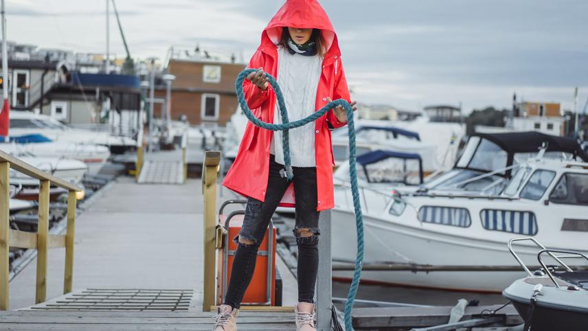 Una donna al lavoro nel molo di un porto