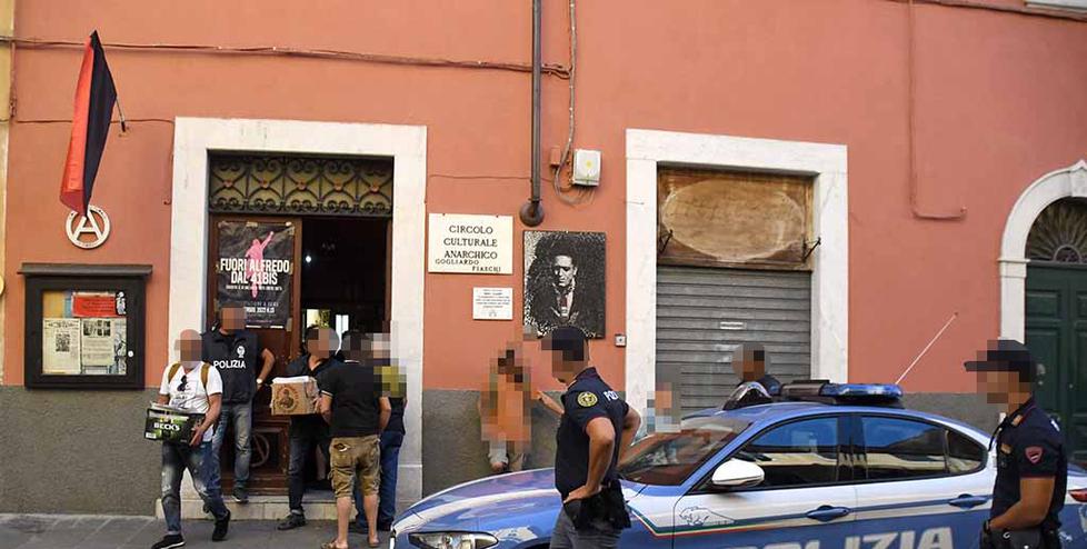 Nella foto la perquisizione e il sequestro di documenti e riviste nel circolo anarchico Gogliardo Fiaschi in via Ulivi