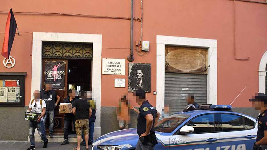 Nella foto la perquisizione e il sequestro di documenti e riviste nel circolo anarchico Gogliardo Fiaschi in via Ulivi