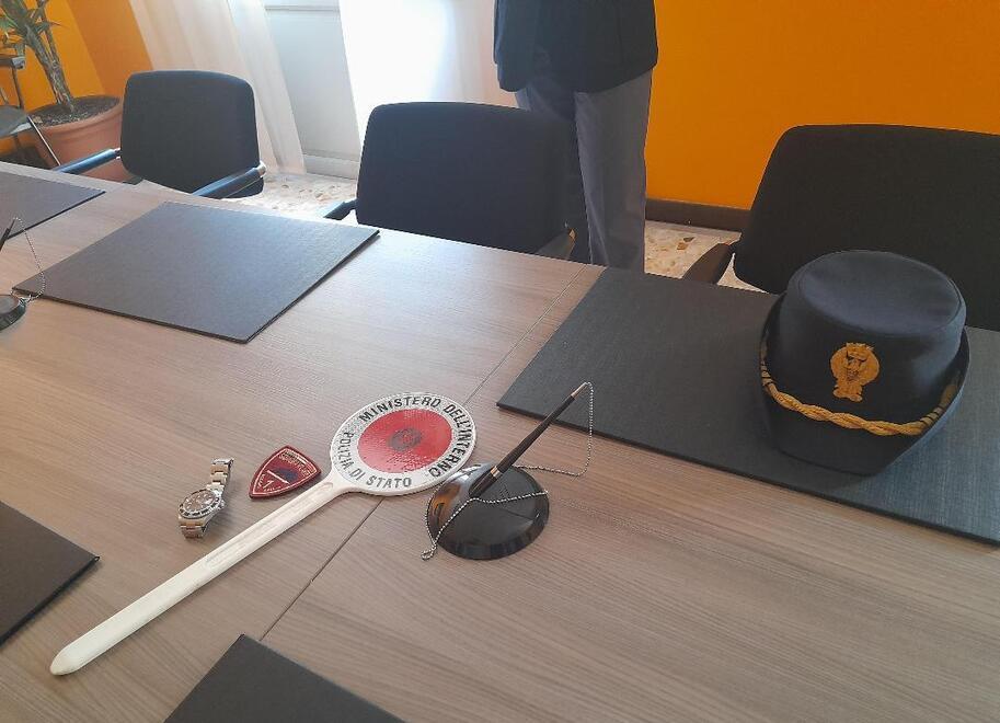 Distrae il gioielliere e ruba un Rolex Gli agenti riconoscono e fermano il ladro