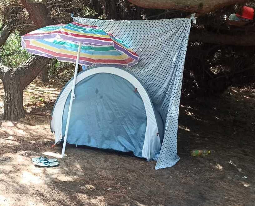 Oltre a una tenda con tanto di ombrellone sono stati rimossi un fornellino una pentola a pressione e vari effetti persona