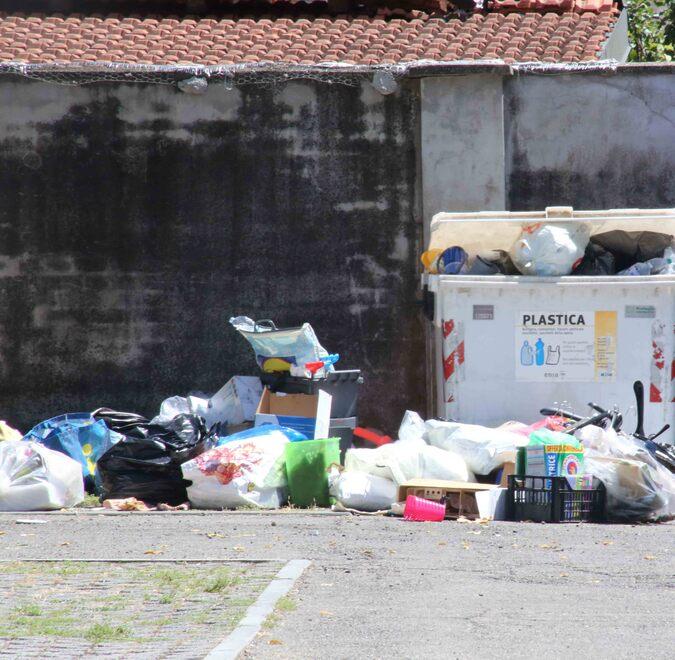 Gli addetti tolgono i rifiuti ma eccone subito dei nuovi