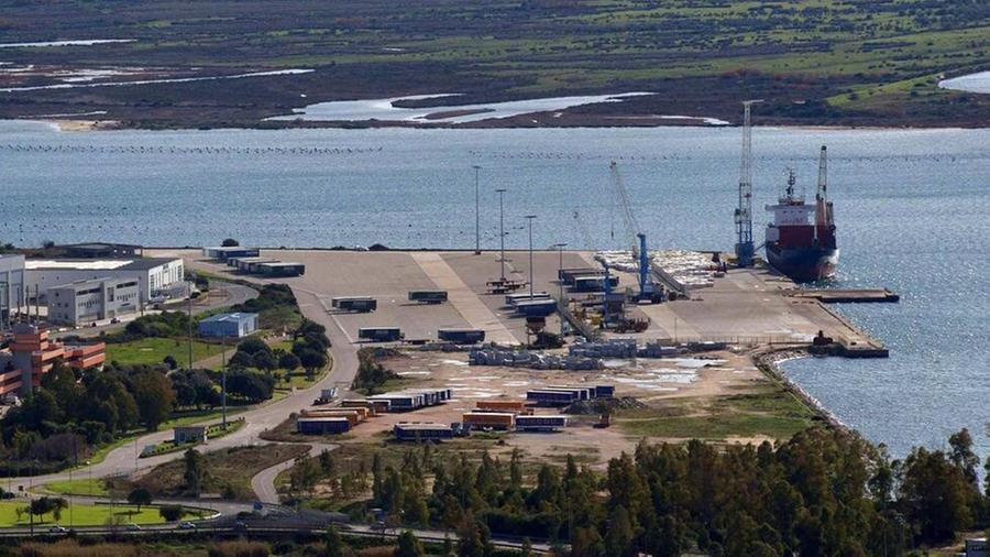 Gravi carenze a bordo, la Guardia costiera blocca una nave da carico nel porto di Olbia