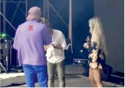 
	I due giovani sul palco con Mr. Rain (un fermo immagine del video pubblicato dall&rsquo;artista su Instagram)

