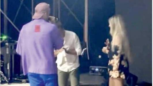 I due giovani sul palco con Mr. Rain (un fermo immagine del video pubblicato dall’artista su Instagram)