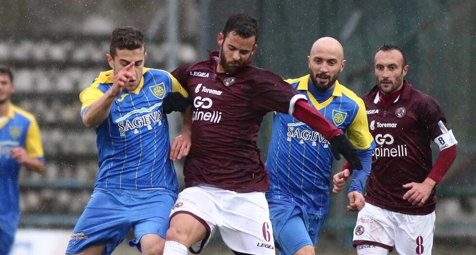Andrea Gasbarro in campo con la maglia amaranto
