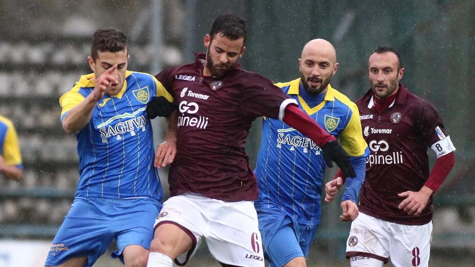 Andrea Gasbarro in campo con la maglia amaranto