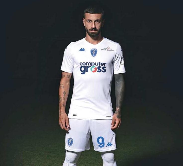 
	Ieri sono state presentate le nuove maglie dell&rsquo;Empoli. Qui sopra Francesco Caputo con quella da trasferta

