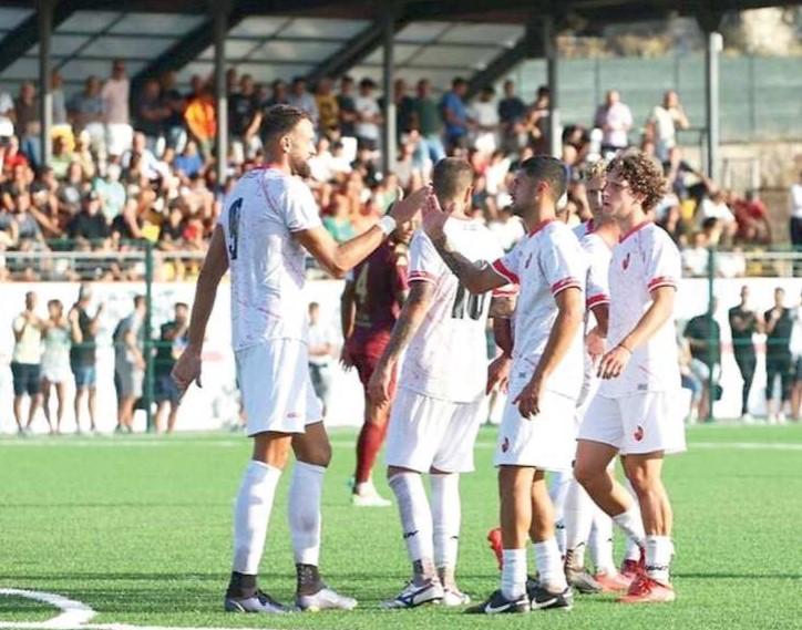 I giocatori della Lucchese festeggiano dopo un gol (foto Nucci)