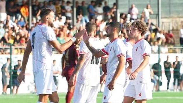 I giocatori della Lucchese festeggiano dopo un gol (foto Nucci)