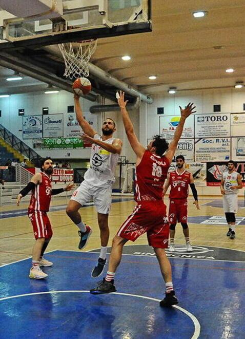 Bogdan Milojevic a canestro al PalaPoggetti con la maglia della Sintecnica Basket Cecina durante la stagione 2021-2022