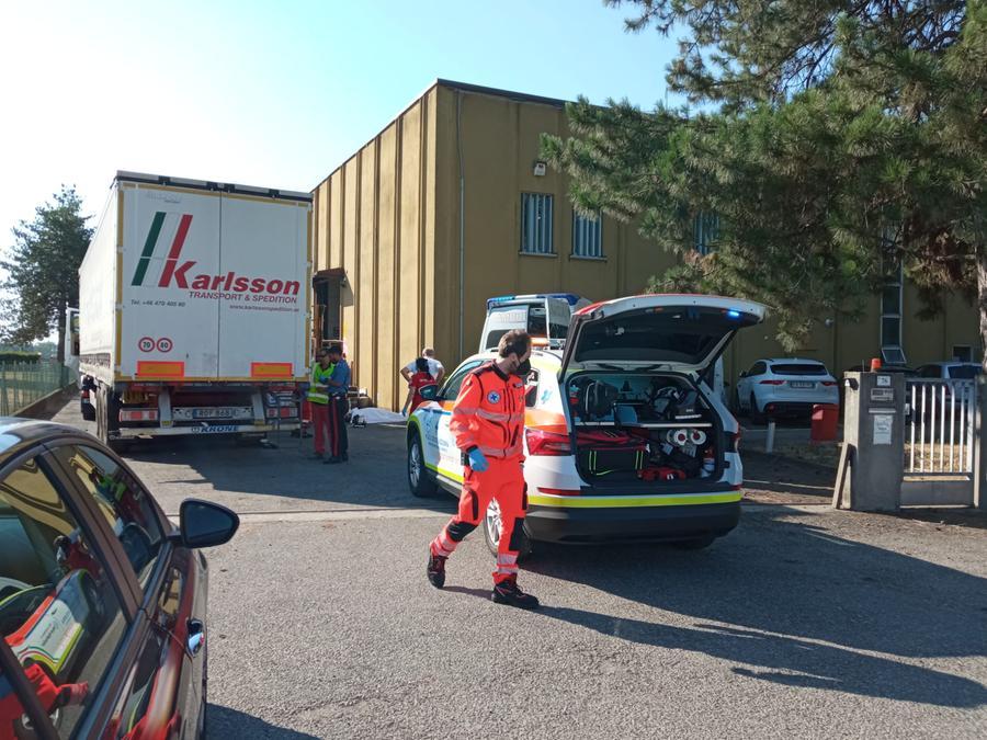 Investito da un muletto, grave un operaio di 42 anni