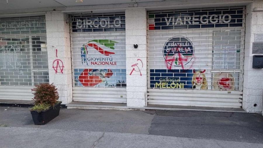 Viareggio: imbrattata con scritte anarchiche la sede di Fratelli d’Italia