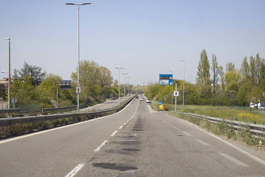 Modena: non si ferma all’alt della polizia locale, fugge contromano in tangenziale e poi a piedi con in braccio la figlioletta