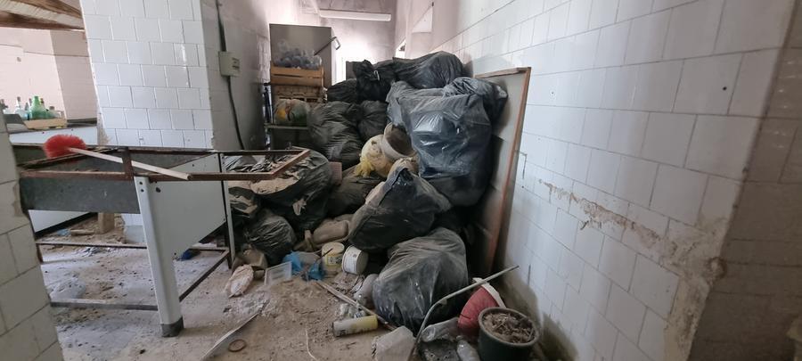 
	Cumuli di spazzatura all'interno dell'Esit (foto Massimo Locci)

