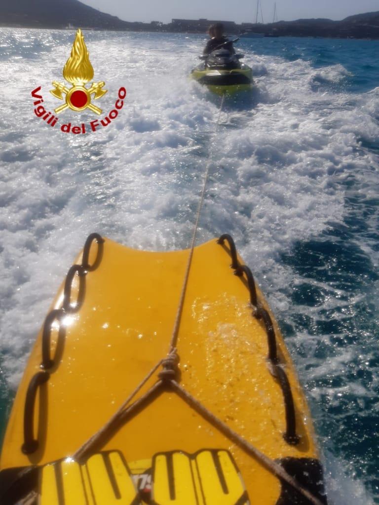 Moto d’acqua in avarìa davanti alla Pelosa: i vigili del fuoco di Stintino portano a riva una coppia di ragazzi