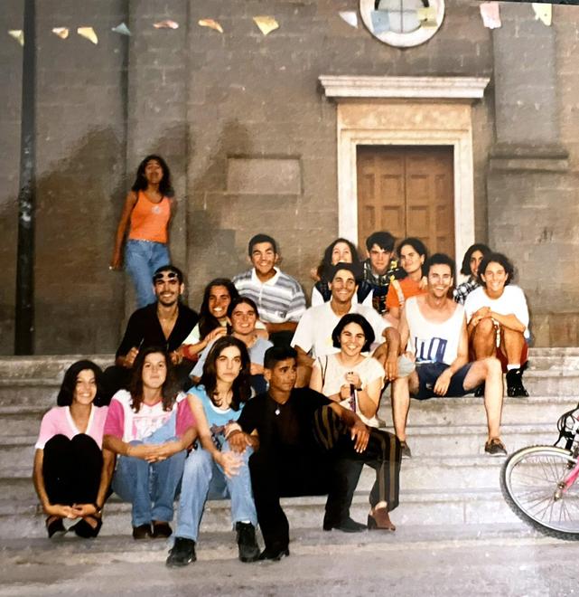 Michela Murgia giovanissima al centro della foto (pantaloni a righe nere e marroni) sugli scalini della chiesa di Santa Maria a Cabras con una parte
del suo “mucchio selvaggio”