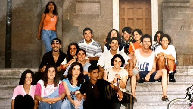 Michela Murgia giovanissima al centro della foto (pantaloni a righe nere e marroni) sugli scalini della chiesa di Santa Maria a Cabras con una parte
del suo “mucchio selvaggio”