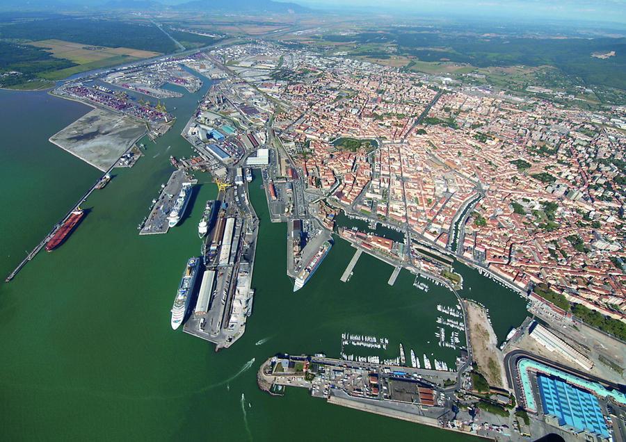 La barca affondata dal traghetto, due testimoni: «Abbiamo dato l’allarme ma nessuno ci ha creduto»