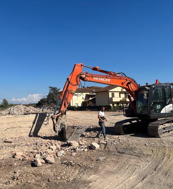 Il cantiere per abbattere l’ex Vitamino
