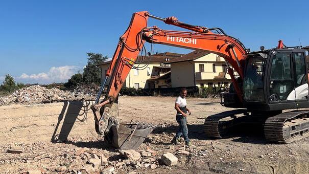 Il cantiere per abbattere l’ex Vitamino