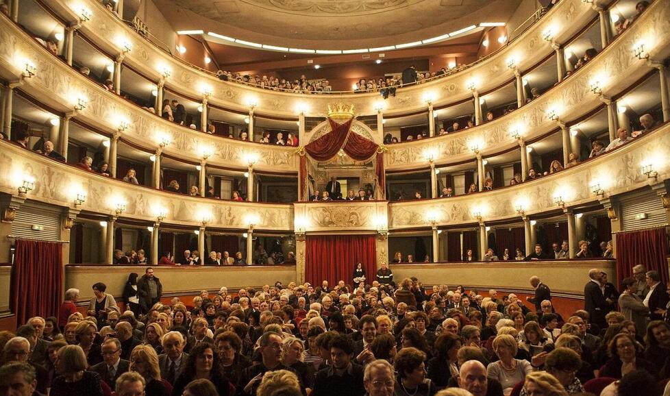 La splendida platea del Teatro del Giglio