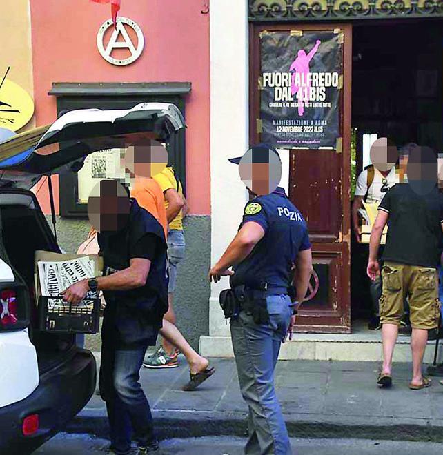 Nella foto la perquisizione al circolo anarchico Gogliardo Fiaschi di Carrara martedì scorso