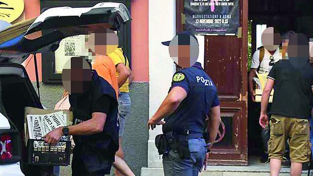 Nella foto la perquisizione al circolo anarchico Gogliardo Fiaschi di Carrara martedì scorso