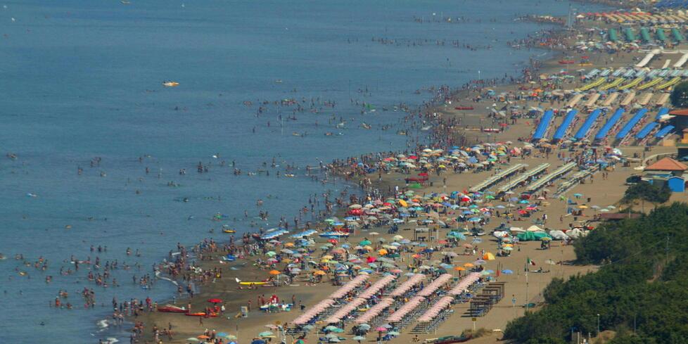 Una veduta dall’alto del litorale di Marina di Castagneto