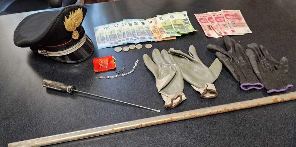 La refurtiva e gli arnesi da scasso posti sotto sequestro