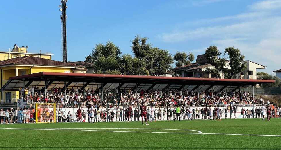 La tribuna del comunale di Altopascio gremita di tifosi rossonera