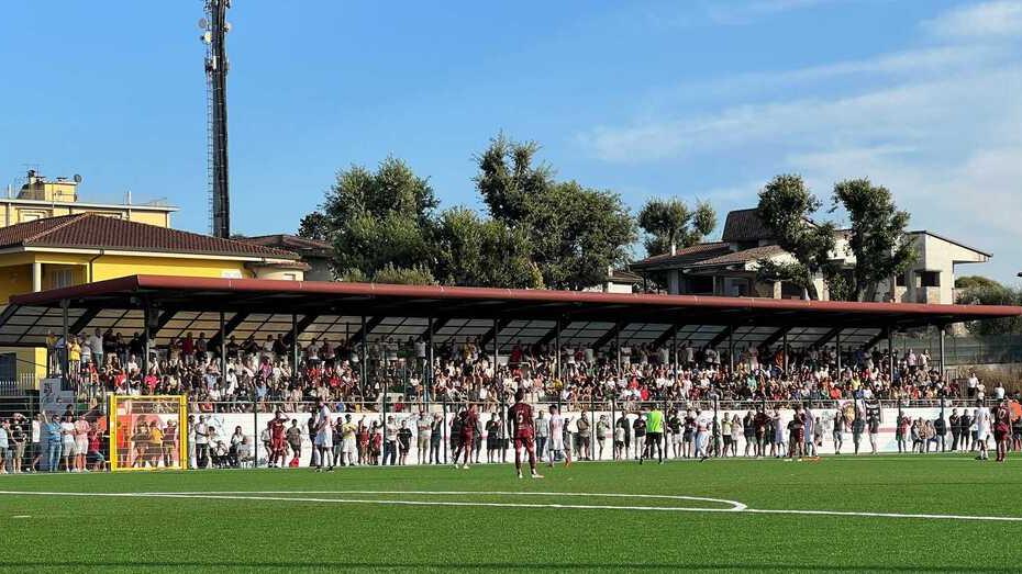 La tribuna del comunale di Altopascio gremita di tifosi rossonera
