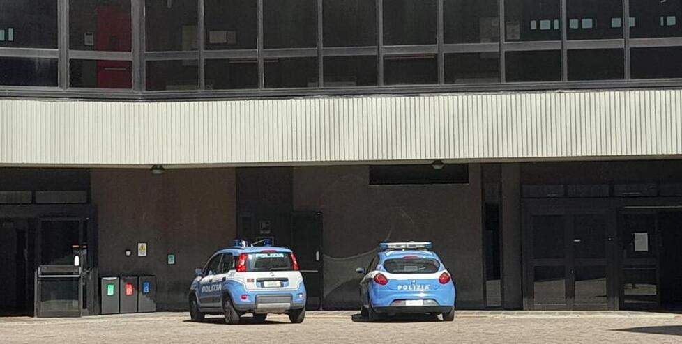 Tenta di scippare una donna e aggredisce due poliziotti