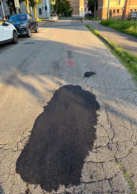 Ferrara, morto in moto. I residenti: «Hanno coperto la buca alle 3 di notte»