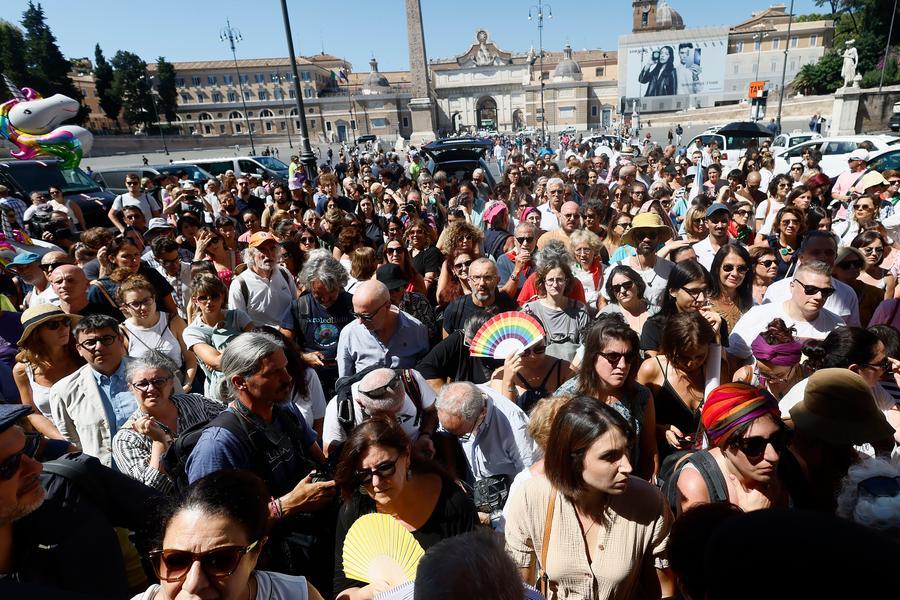 Piazza del Popolo gremita per i funerali di Michela Murgia
