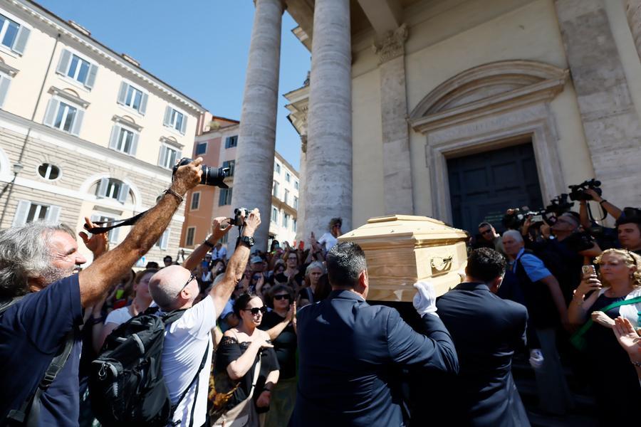 Funerali Michela Murgia, lungo applauso all’ingresso del feretro in chiesa