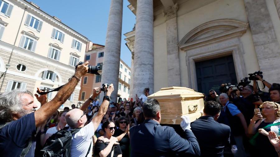 Funerali Michela Murgia, lungo applauso all’ingresso del feretro in chiesa