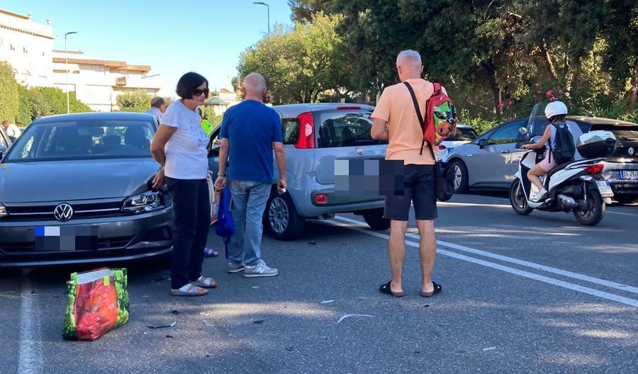 Schianto fra due auto alla rotonda di Ardenza: ferita una donna
