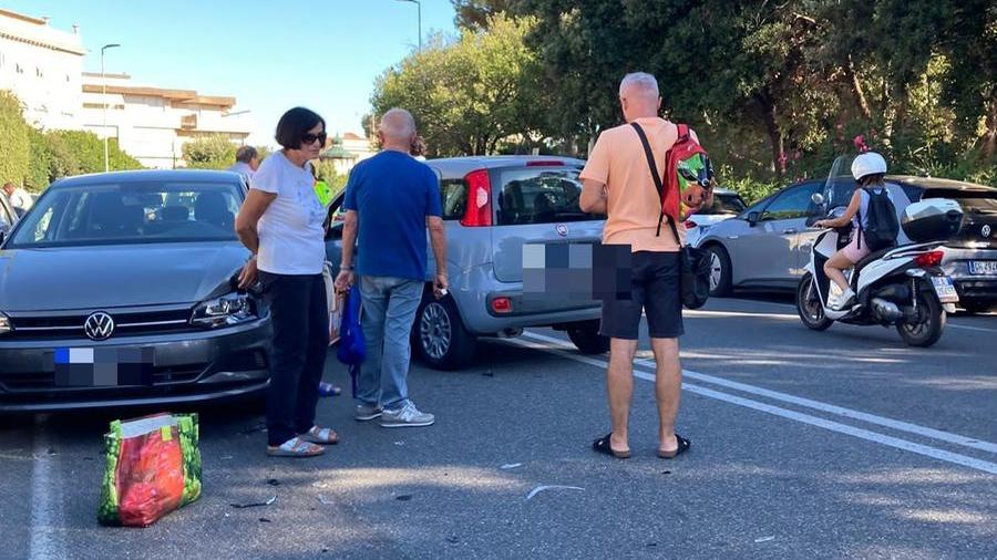 Schianto fra due auto alla rotonda di Ardenza: ferita una donna